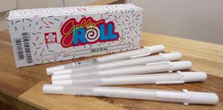 Hộp 12 cây bút trắng GellyRoll, Sakura, 08 (0.4mm) thumbnail