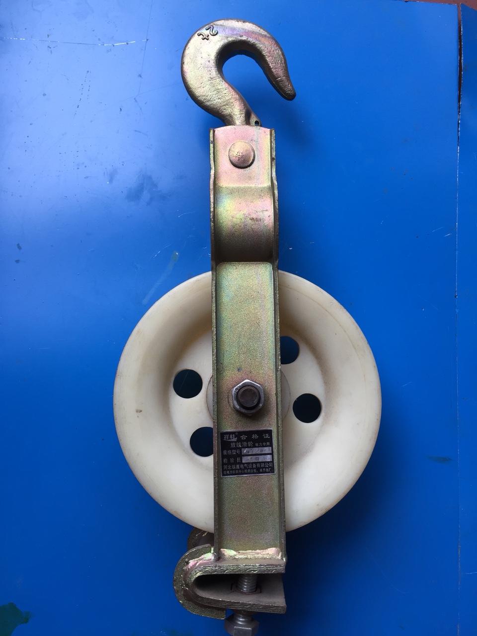 Ròng rọc nhựa chịu lực 2 tấn (kích thước: Đường kính 20cm; độ rộng của rãnh 6cm; ròng rọc nhựa; buly nhựa