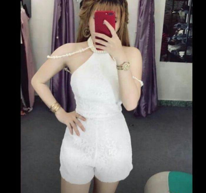 Jump ngắn cổ yếm dây cườm