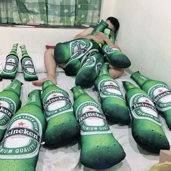 Gối ôm hình chai bia Heineken