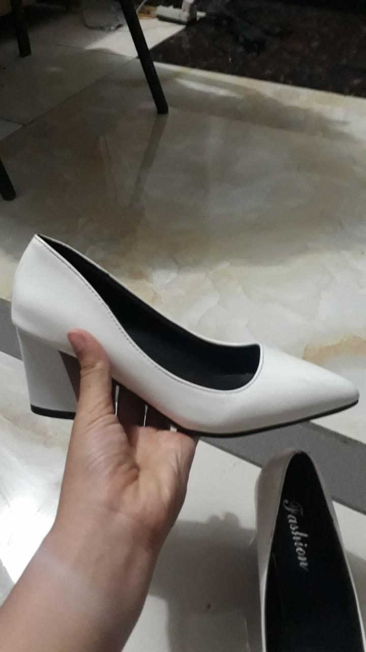 giày cao gót màu trắng đế vuông