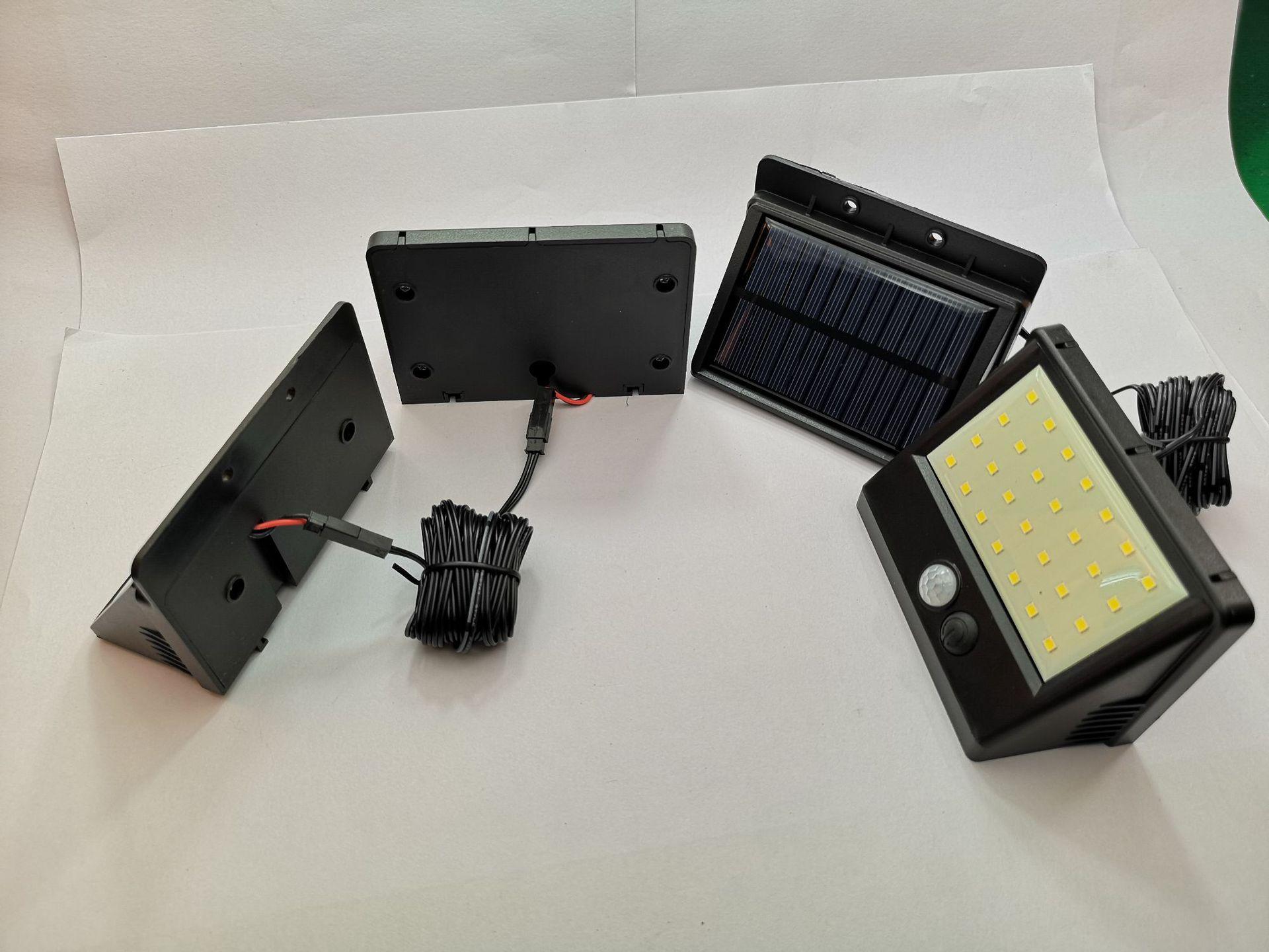 Đèn năng lượng mặt trời 28led/5W pin 2200mAh, pin và đèn có thể lắp rời