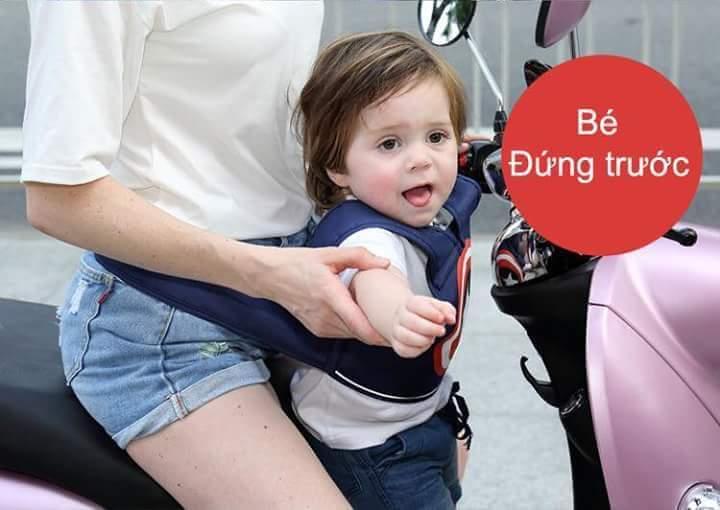 Địu đai đi xe máy cho em bé