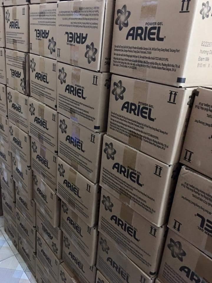 1 THÙNG( 8 GÓI) NƯỚC GIẶT TÚI ARIEL  810ml