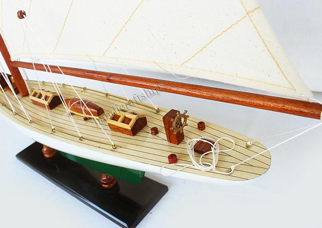 Mô hình thuyền buồm PHONG THỦY trang trí Columbia 50cm (Trắng - Xanh lá)