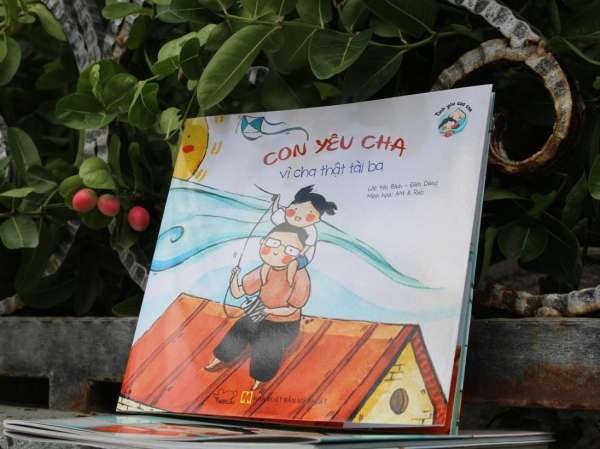 Truyện tranh song ngữ Việt Anh \"Con Yêu Cha Vì Cha Thật Tài Ba\"