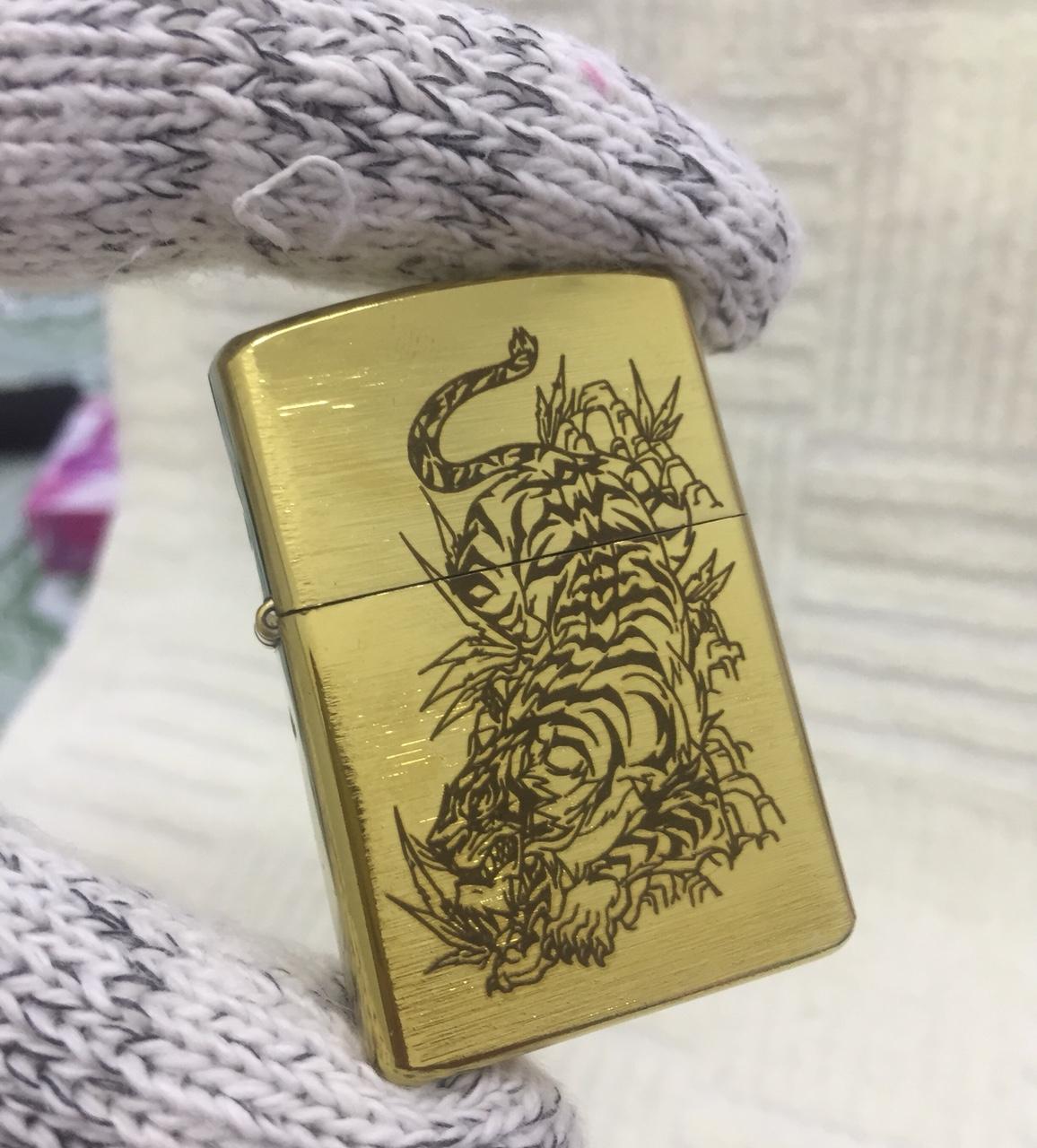[HCM]Bật Lửa Zippo USA Họa Tiết Hỗ Vồ Mồi - Ruột Vàng