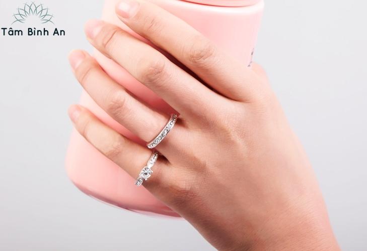 Bộ 2 nhẫn nữ gắn đá lấp lánh màu bạc cực đẹp