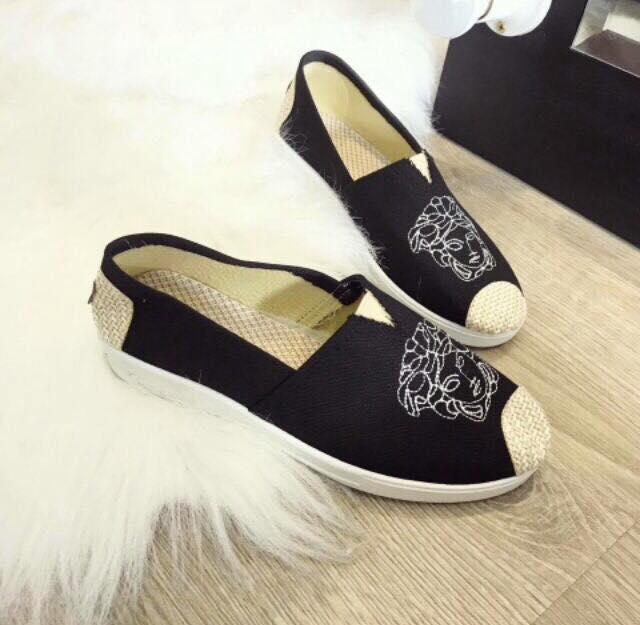 Giày lười slip-on nữ thêu mặt người cá tính