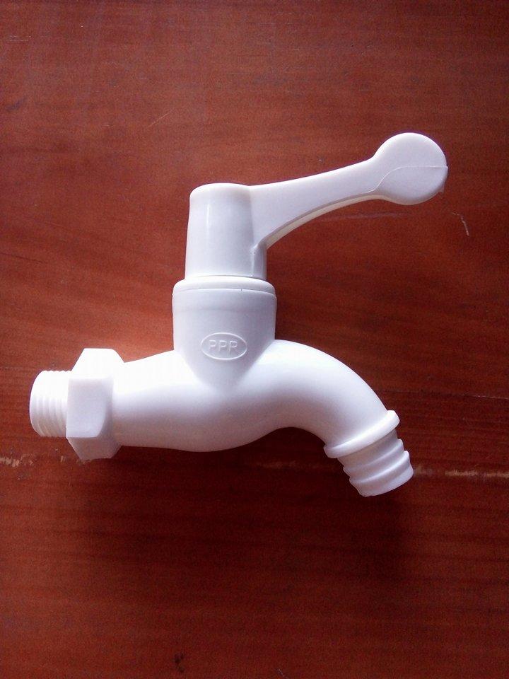 Vòi nước gắn tường nhựa