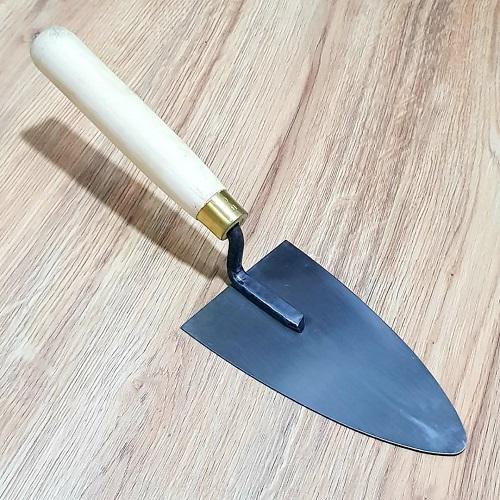 Bay xây Dụng Cụ Thi Công Xây Dựng Lưỡi Thép Hình Tam Giác Bầu Mũi 33x10cm Cán Gỗ Được Gắn Kiên Cố Bền Bỉ