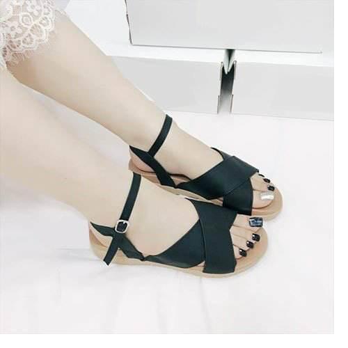 Sandal đế bệt quai chéo