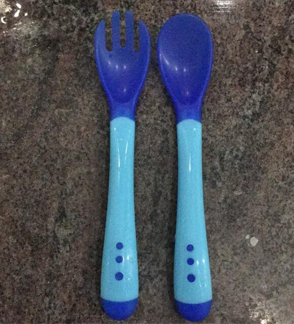 Bộ thìa dĩa silicon báo nóng cho bé