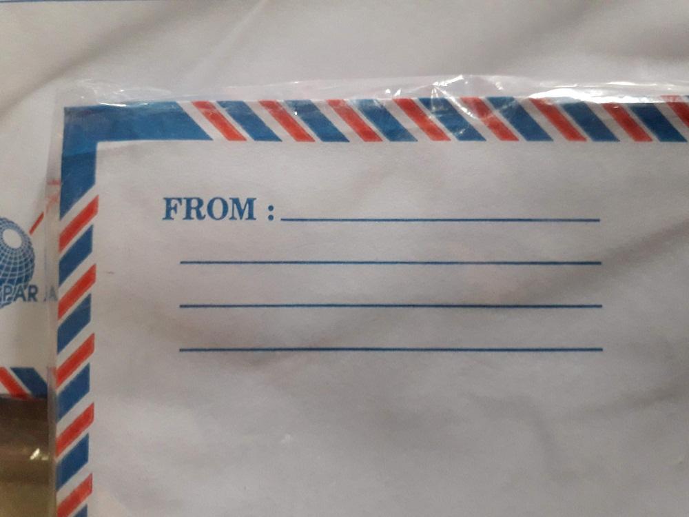 Bao thư bưu điện. Bì thư bưu điện. 1 xấp 25 cái. Kích thước 11 x 18.5 cm.