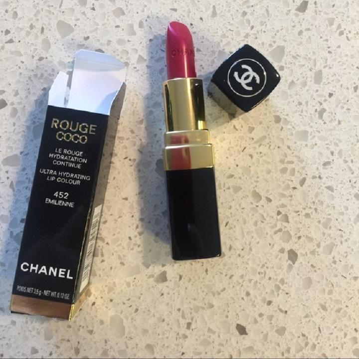 Son Chanel Rouge Coco 452 Emilienne Màu Đỏ Mận