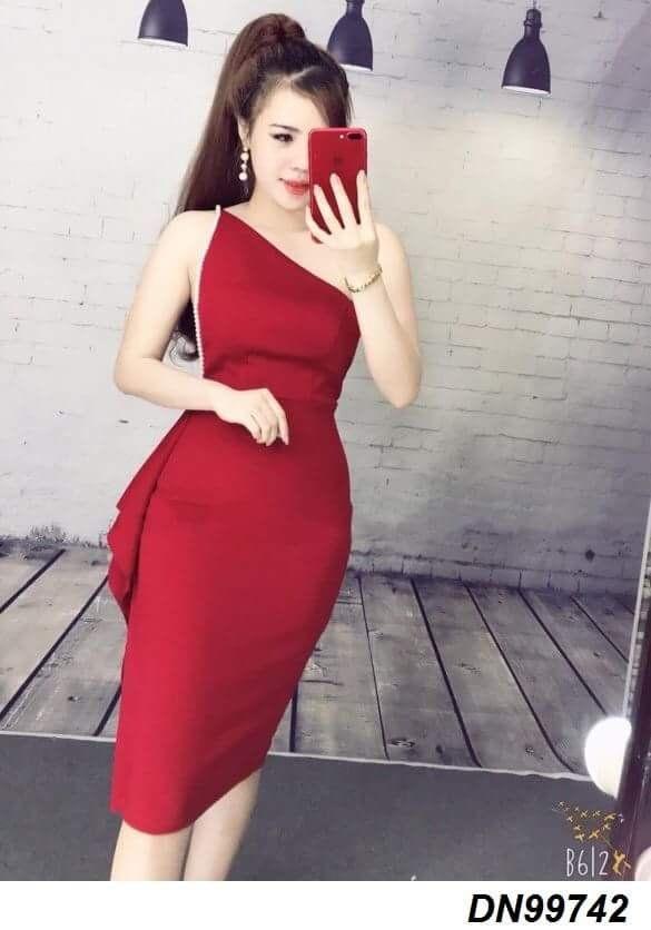 Đầm body lệch vai đính cườm