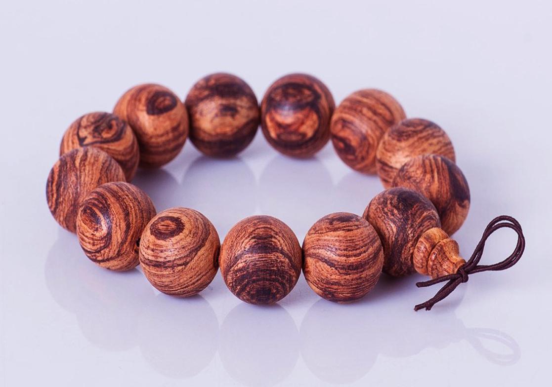 Vòng tay phong thuỷ gỗ Sưa đỏ 14li để mộc - Phong thuỷ của danh tiếng và quyền lực