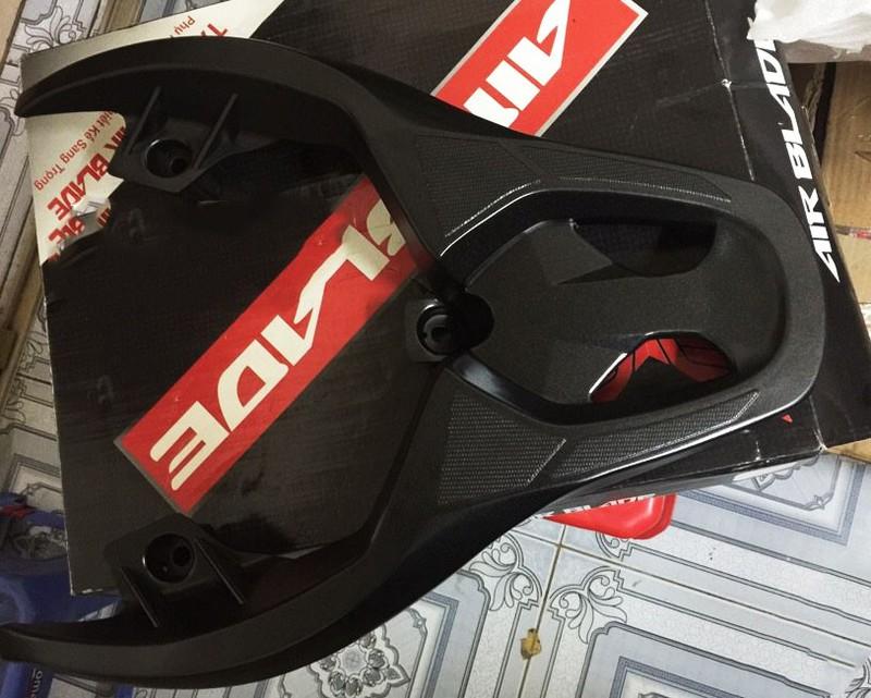 Cảng sau AIR BLADE kiểu SH Ý đen mờ