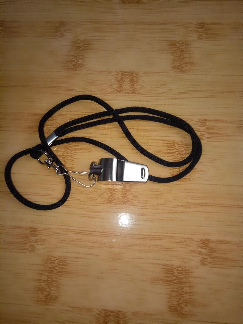 Còi inox dùng cho trọng tài bóng đá