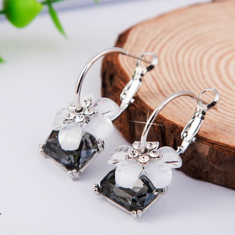 Bông tai nữ hình hoa trà đính đá pha lê vuông 