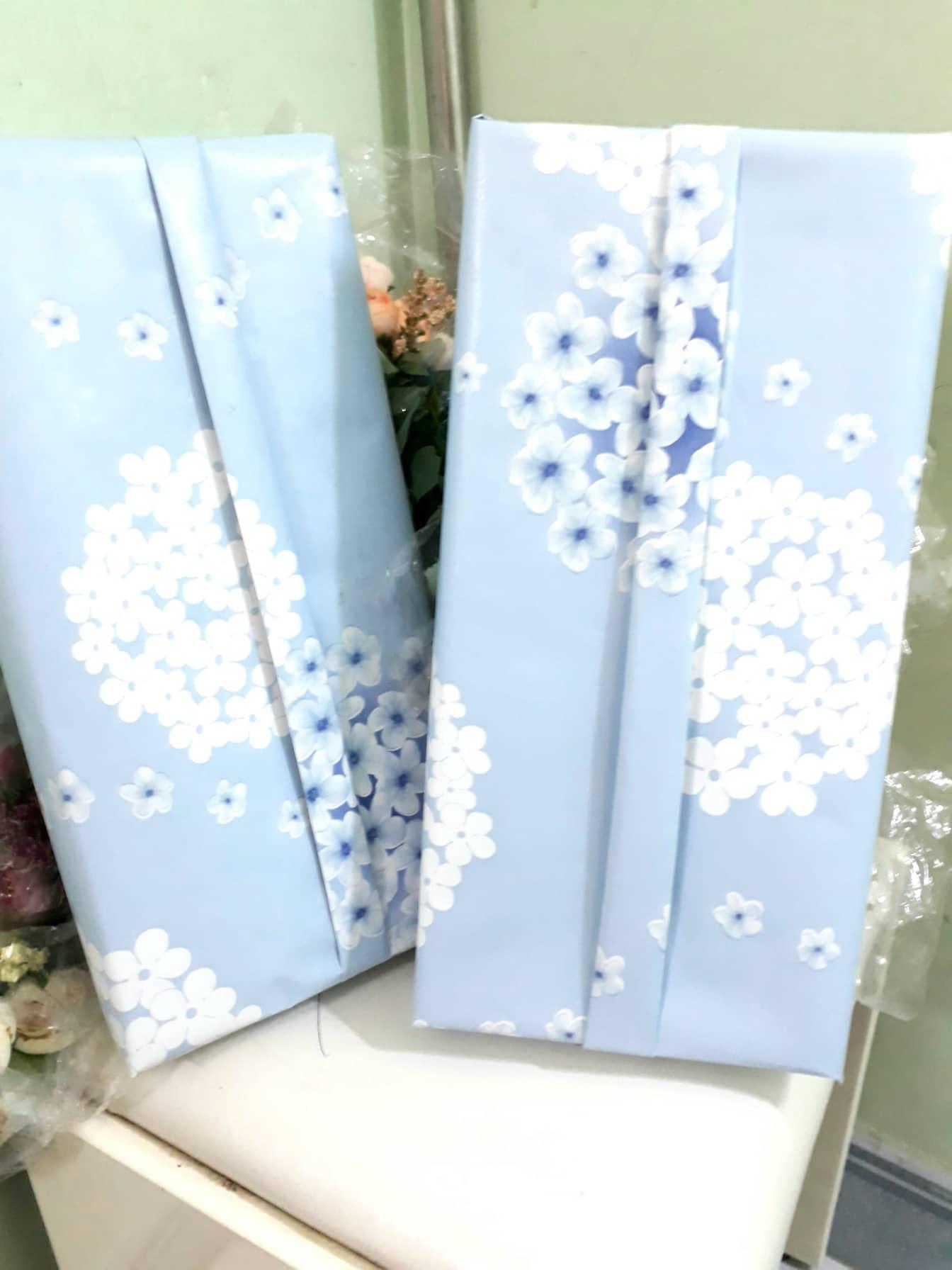 [HCM]10 tờ giấy gói quà có sẵn keo