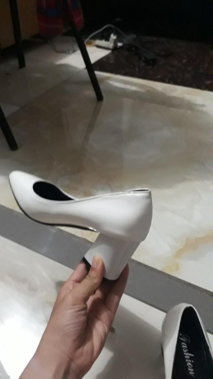 giày cao gót màu trắng đế vuông