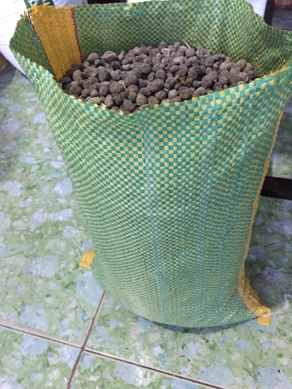 Phân Dê ủ nấm Trichoderma 2 kg tặng 2 m túi đựng, phân dê tan từ từ giúp tối ưu hiệu quả dùng phân, cây hấp thu đầy đủ dinh dưỡng và thời gian sử dụng lâu dài, dùng trực tiếp lên cây trồng hoặc pha trộn với đất cho các loại hoa và cây cảnh.