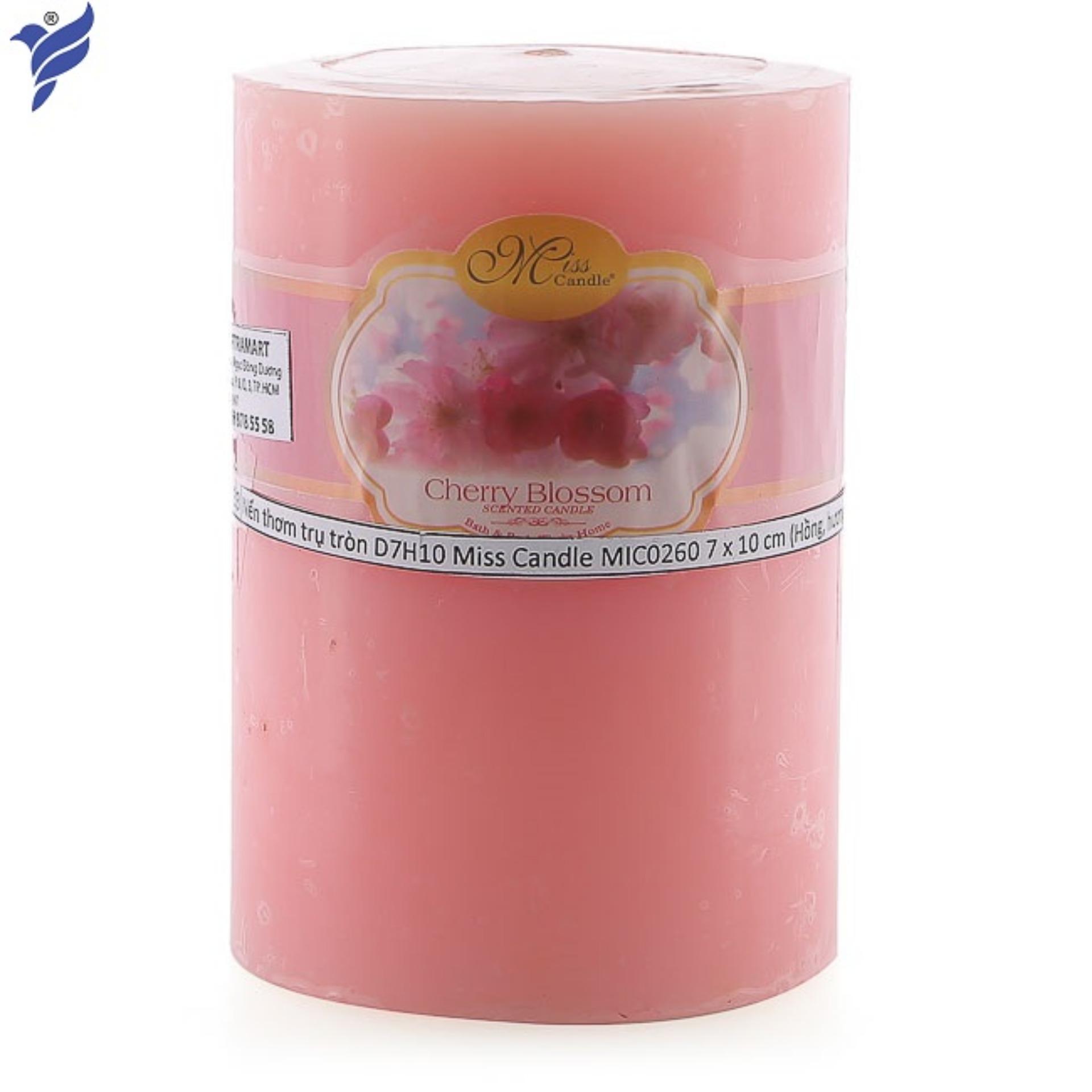 Nến thơm trụ tròn D7H10 Miss Candle MIC0260 7 x 10 cm (Hồng, hương hoa anh đào)
