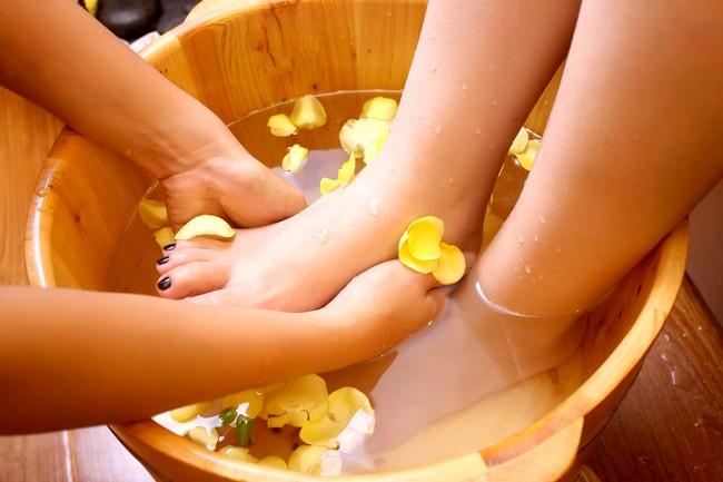 Chậu ngâm chân bằng gỗ có hạt massager