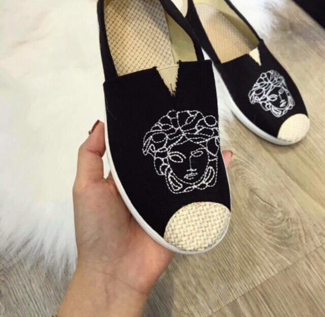 Giày lười slip-on nữ thêu mặt người cá tính