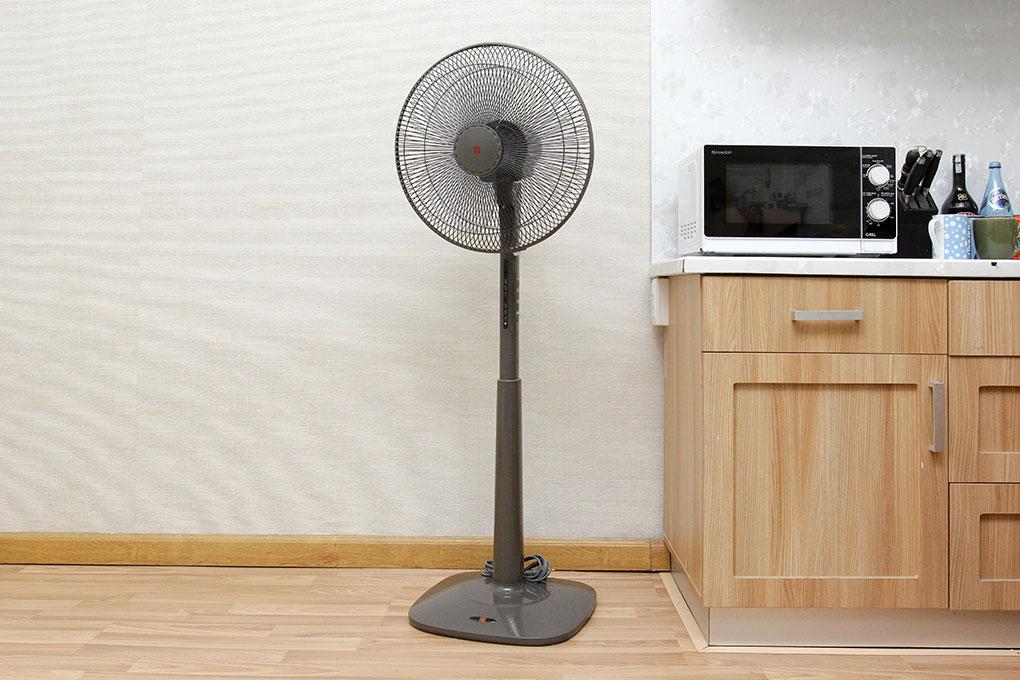 Quạt đứng KDK M40K (Xám ghi)