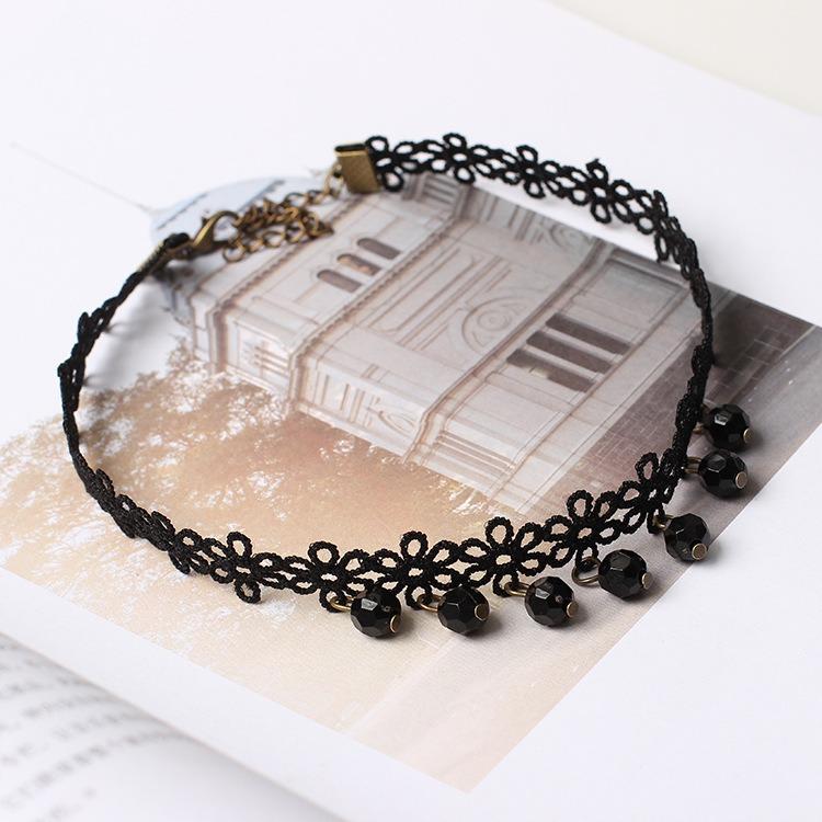 Vòng cổ choker ren hoa hạt châu đen tròn điệu đà