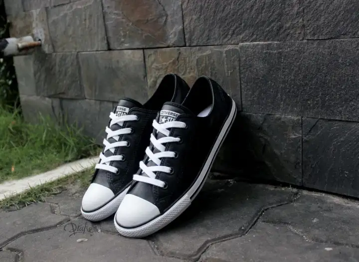 chuck taylor all star dainty leather black