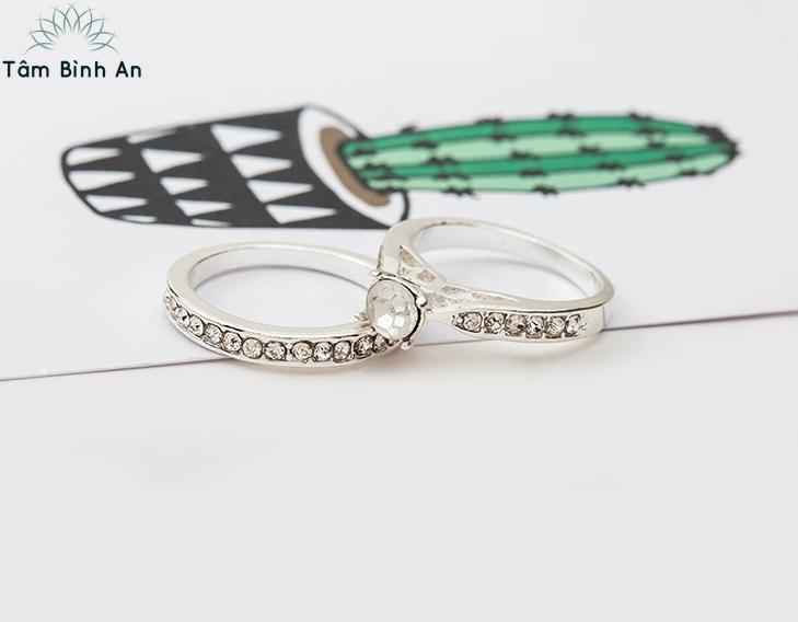 Bộ 2 nhẫn nữ gắn đá lấp lánh màu bạc cực đẹp