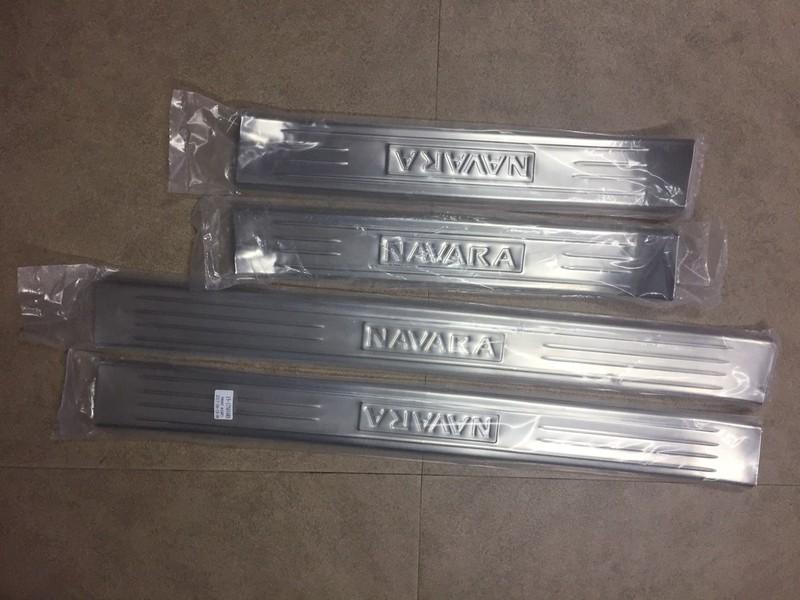 Bộ ốp bậc ngoài Navara 2018 tặng cable sạc trên ô tô
