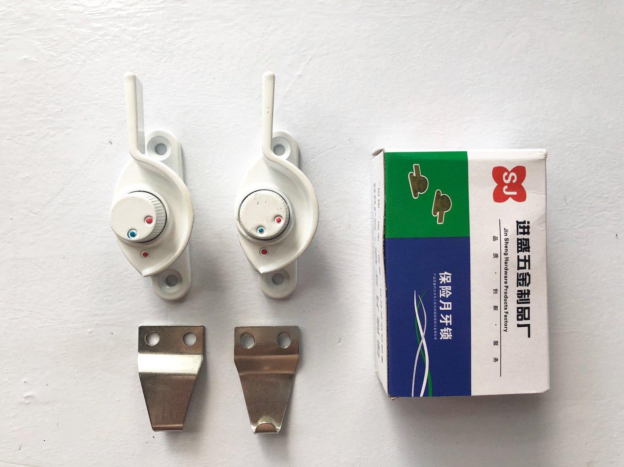 2 Chiếc chốt khóa sò xanh đỏ dùng cho cửa nhôm, cửa sổ cài