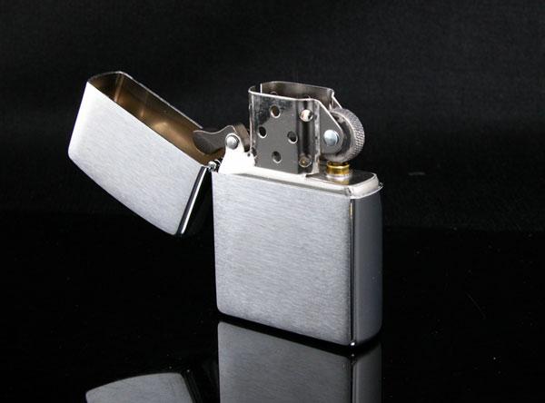 BẬT LỨA ZIPPO ĐEN SÀNH ĐIỆU GIÁ RẺ