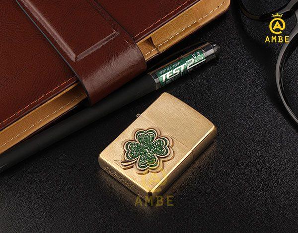 Bật lửa Zippo cỏ 4 lá nổi 28806