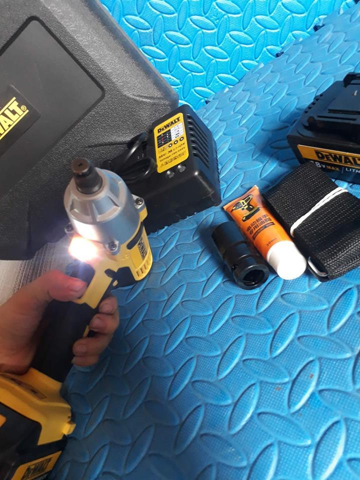 Máy siết bu lông dùng pin DeWalt
