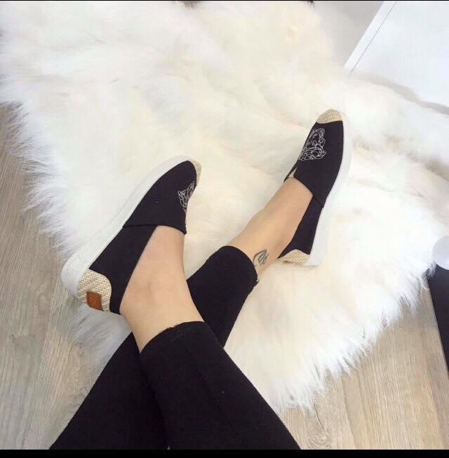 Giày lười slip-on nữ thêu mặt người cá tính