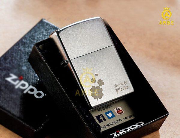 Bật lửa Zippo Satin Mỹ cỏ 4 lá bạc Z61