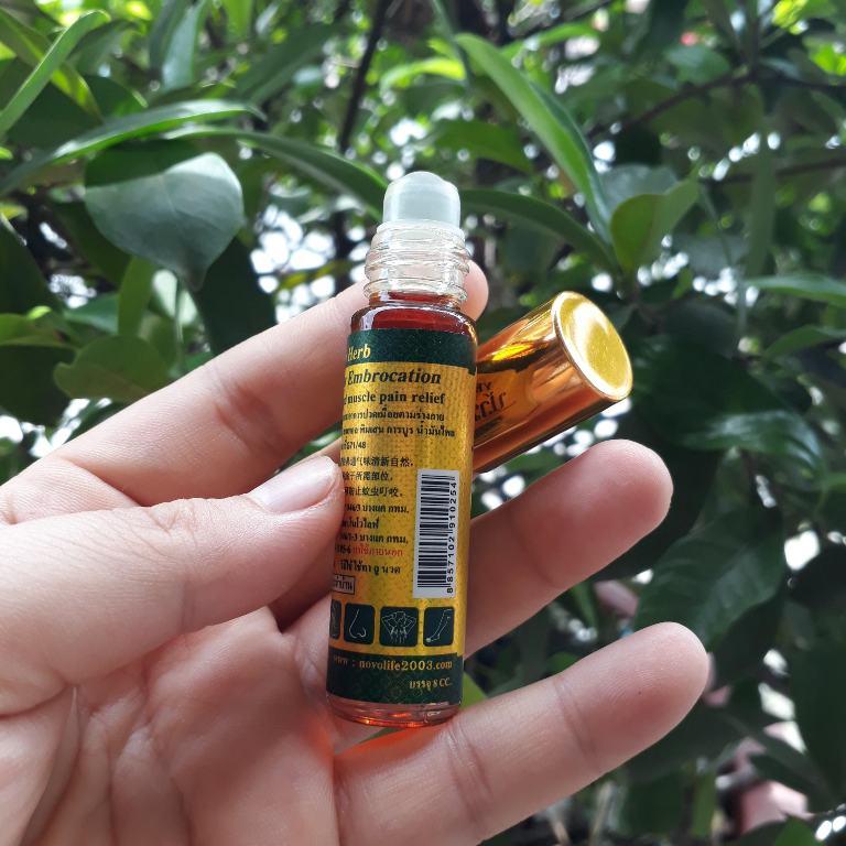 1 chai dầu gió lăn nghệ gừng Thái Lan