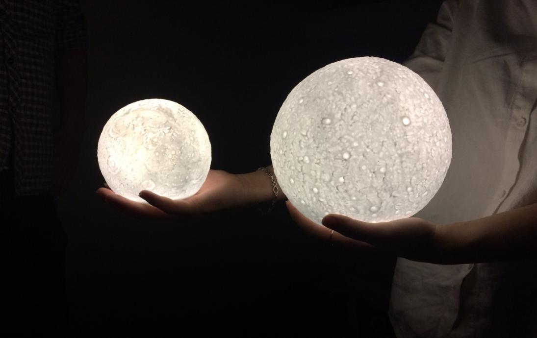 Đèn Ngủ Mặt Trăng 3D size 13cm-18cm Loa + bluetooth (cảm biến) 3 màu đèn, tặng kèm đế gỗ