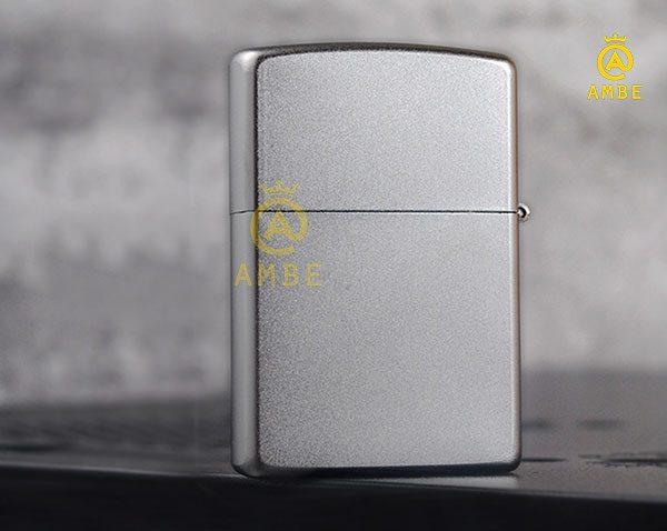 Bật lửa Zippo Satin Mỹ cỏ 4 lá bạc Z61
