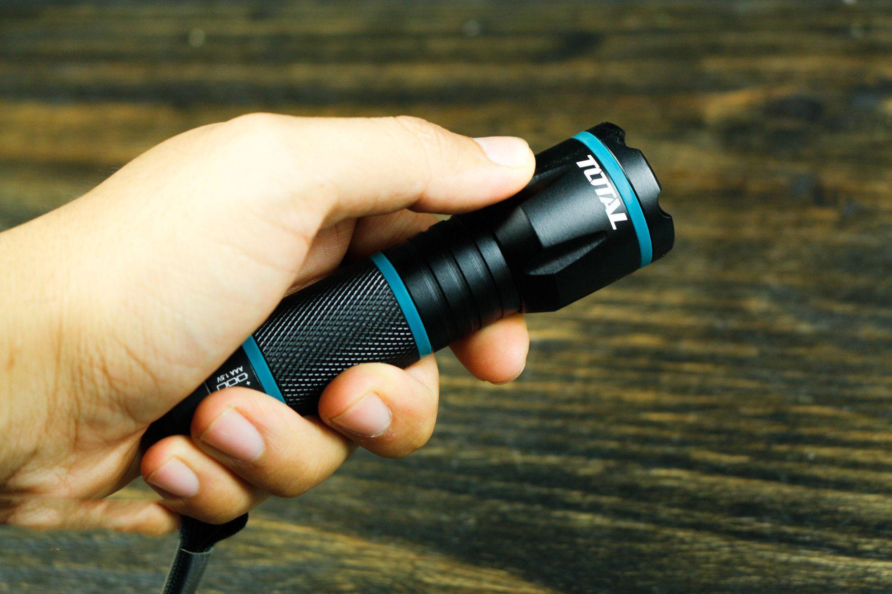 Đèn pin cầm tay Total TFL013AAA1 (3W)