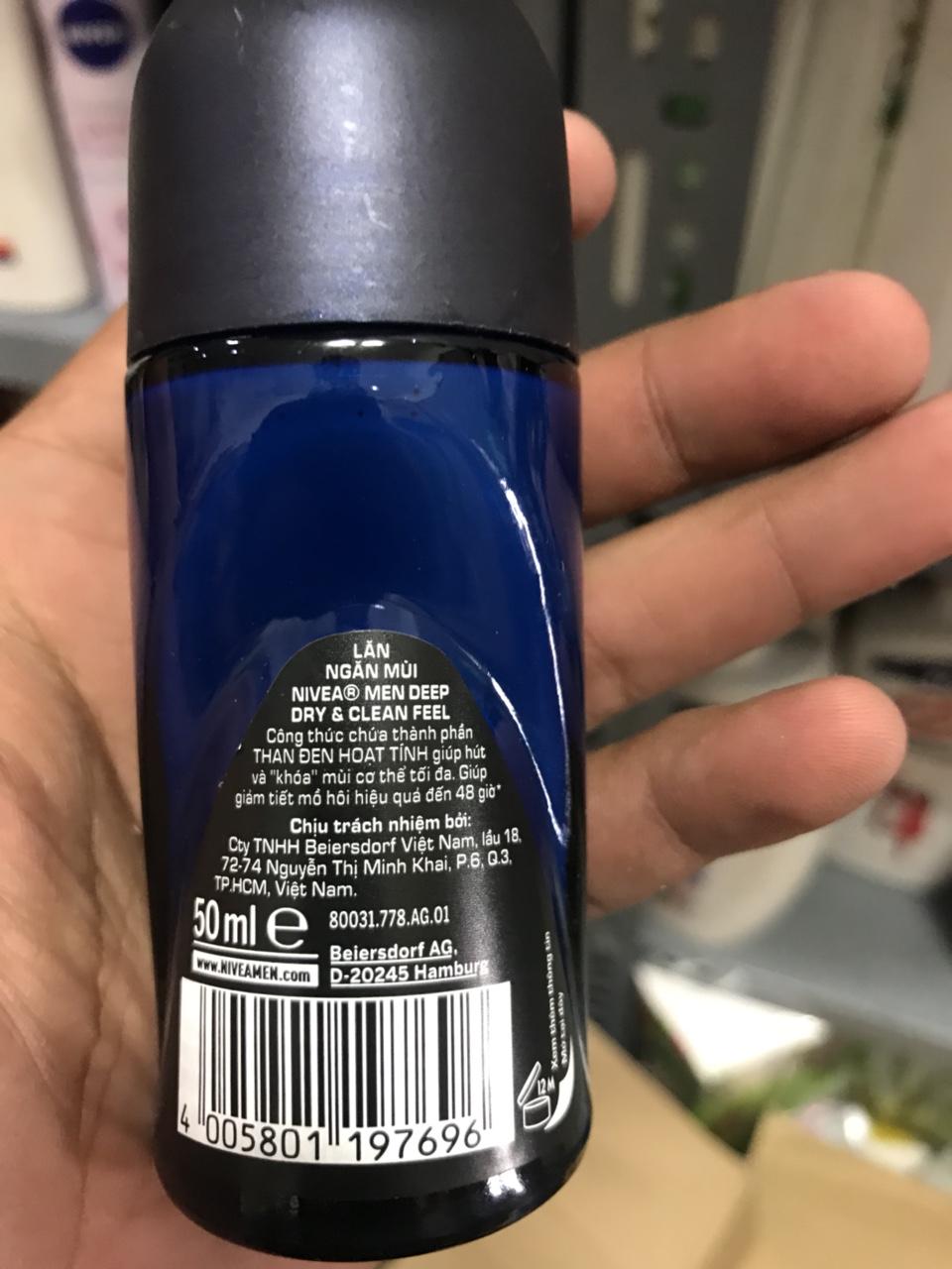 Lăn khử mùi nivea Men deep Dry & Clean Tinh chất than đen 50ml