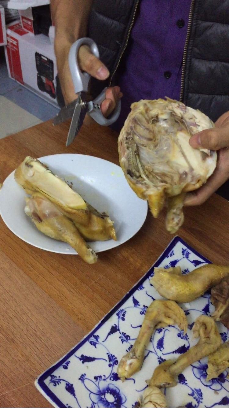 Kéo cắt thịt gà