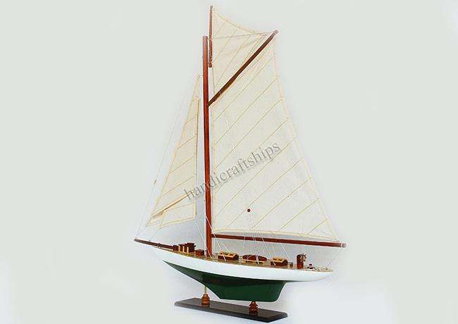 Mô hình thuyền buồm PHONG THỦY trang trí Columbia 50cm (Trắng - Xanh lá)