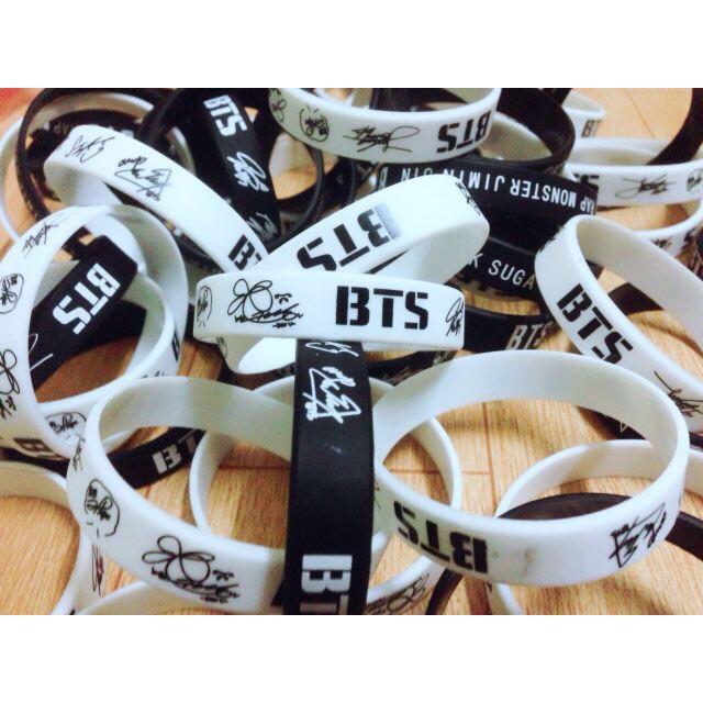 Combo 2 vòng tay BTS trắng đen + 01 Bịt mắt ngủ BTS