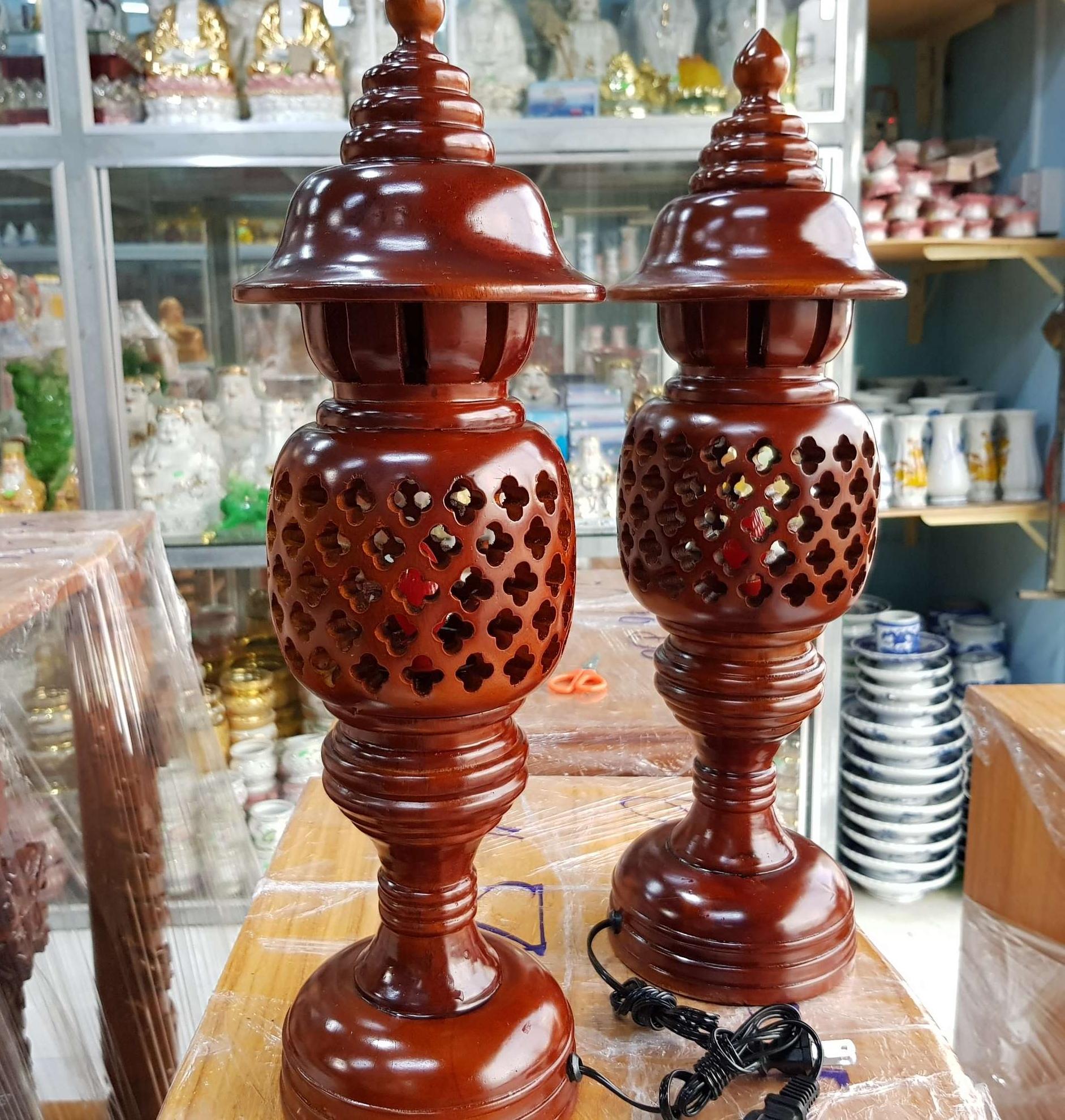 Cặp đèn thờ gỗ tràm bông vàng cao 34 cm